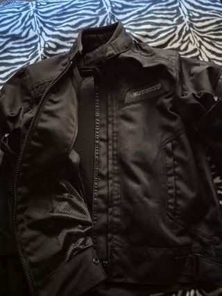 Chaqueta negra con protecciones talla XS