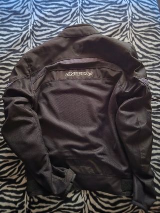 Chaqueta negra con protecciones talla XS