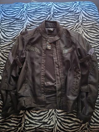 Chaqueta negra con protecciones talla XS