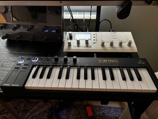 Waldorf Blofeld y Behringer Swing