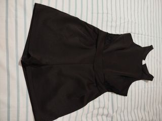 Mono corto negro con encaje en la espalda 
