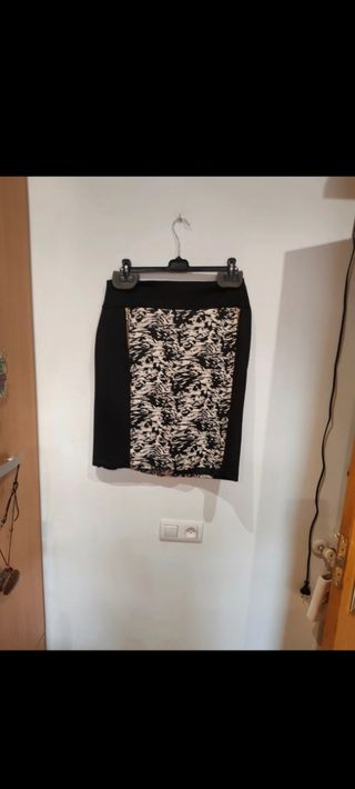 Falda negra con estampado talla 46