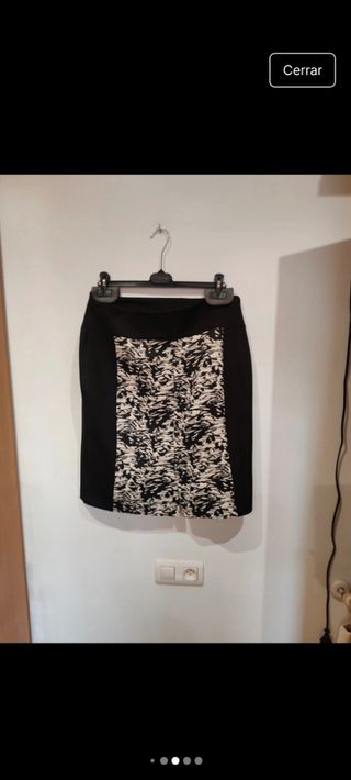 Falda negra con estampado talla 46