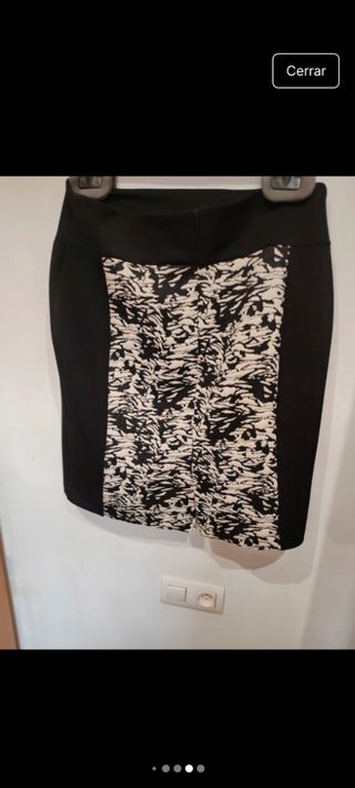 Falda negra con estampado talla 46