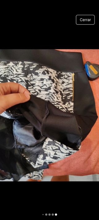 Falda negra con estampado talla 46