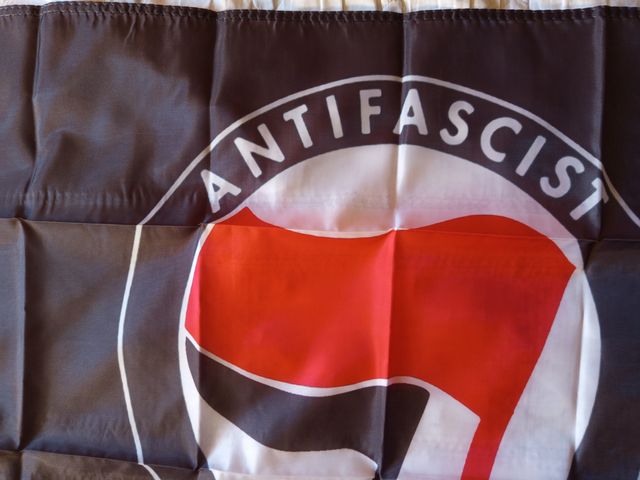 Bandera Antifascista Negra y Palestina