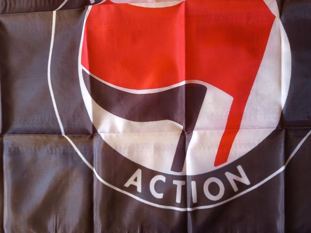 Bandera Antifascista Negra y Palestina
