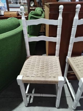 2 SILLAS RÚSTICAS BLANCAS
