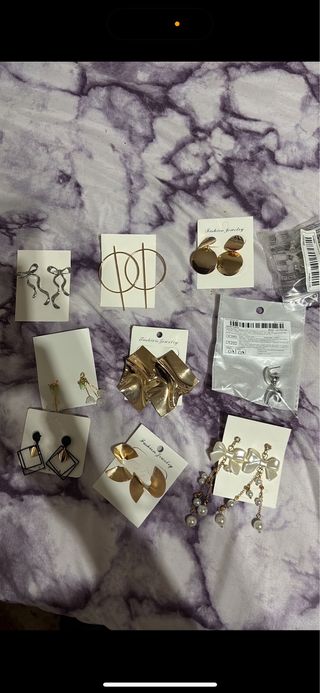 Pendientes elegantes dorados y plateados