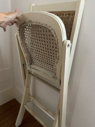 Silla de madera beige con asiento de ratán