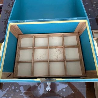 Baúl joyero de madera azul. con bandejas.