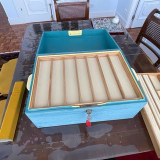 Baúl joyero de madera azul. con bandejas.