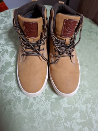 Botas de montaña marrones y blancas