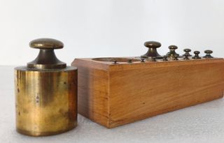 Antiche bilance con pesi in scatola di legno