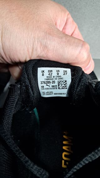 Zapatillas Puma negras con detalles amarillos