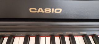Piano Eléctrico Casio con taburete.