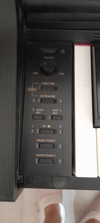 Piano Eléctrico Casio con taburete.