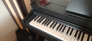 Piano Eléctrico Casio con taburete.