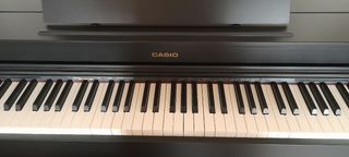Piano Eléctrico Casio con taburete.