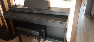 Piano Eléctrico Casio con taburete.