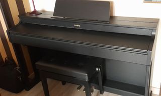 Piano Eléctrico Casio con taburete.
