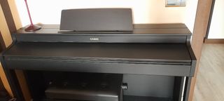 Piano Eléctrico Casio con taburete.