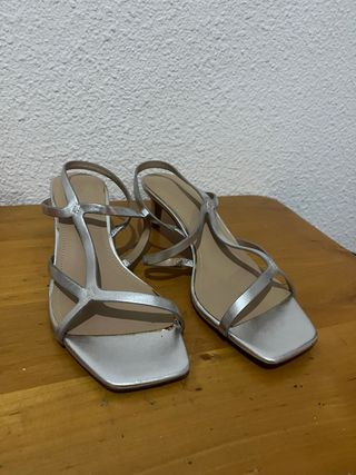 Sandalias plateadas tacón bajo