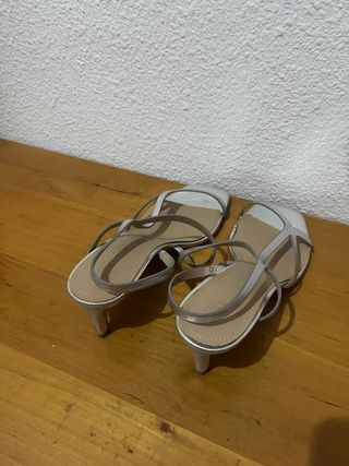 Sandalias plateadas tacón bajo