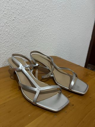 Sandalias plateadas tacón bajo
