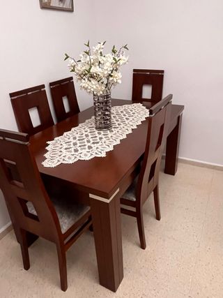 Mesa de comedor de madera caoba con sus 5 sillas
