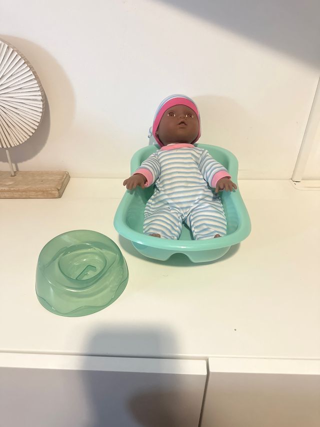 Muñeco bebé con orinal y bañera