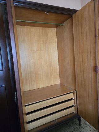 Armario de madera marrón
