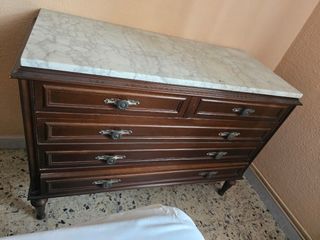 Armario de madera marrón