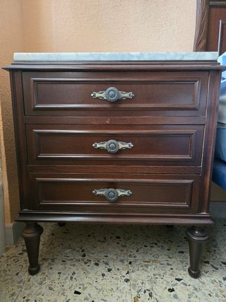 Armario de madera marrón