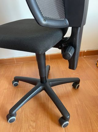 Silla de oficina ergonómica negra