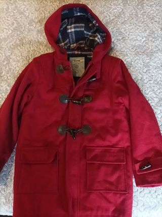 Trenca roja con capucha marca BTS
Talla 10