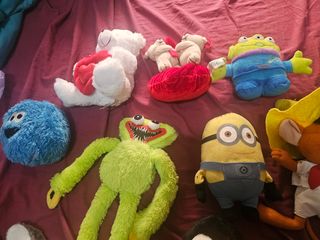 Lote de 17 peluches: personajes y varios
