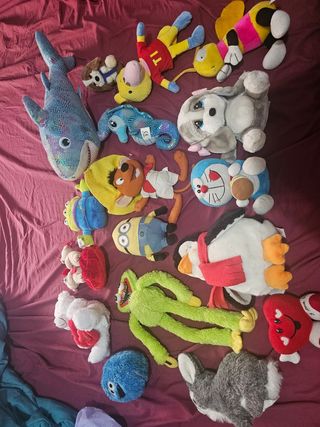 Lote de 17 peluches: personajes y varios