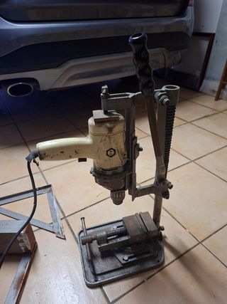 Trapano a colonna con morsa