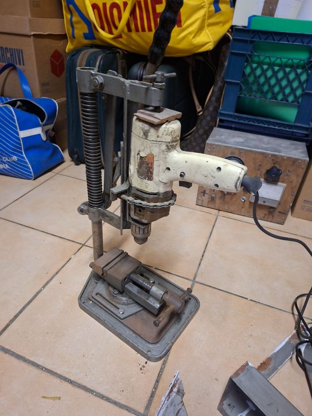 Trapano a colonna con morsa