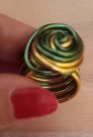 Anillo  flor artesanal alambre policromado