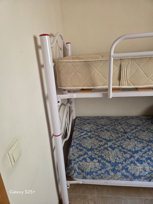 Litera metálica blanca con colchones 