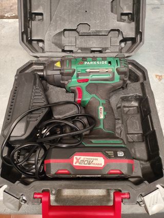 Atornillador de impacto Parkside con batería