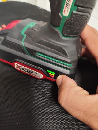 Atornillador de impacto Parkside con batería