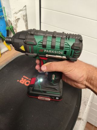 Atornillador de impacto Parkside con batería