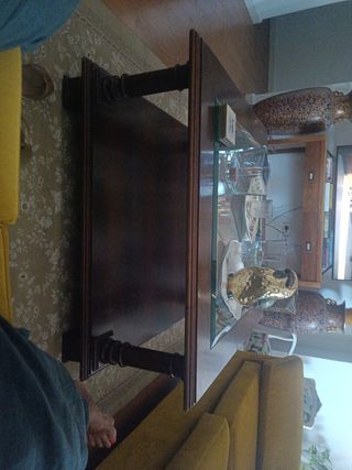 Mesa de centro de madera oscura ,de 1 metro por 1