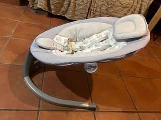 Mecedora de bebé gris