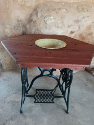 Mesa de máquina de coser antigua