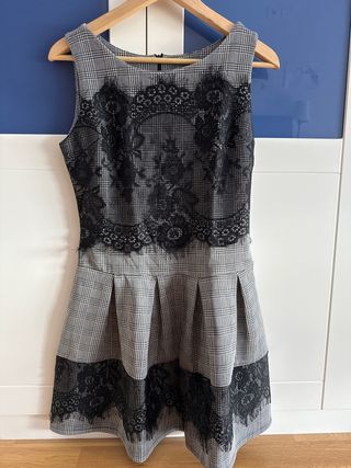 Vestido de cuadros con encaje