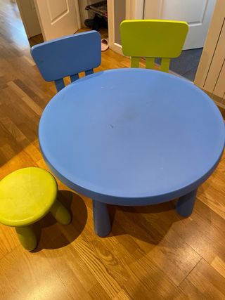 Mesa infantil redonda IKEA MAMMUT azul